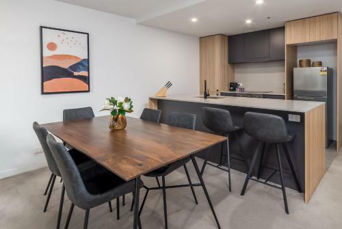 Executive, Chic 3-bed Apartment, Great Amenities