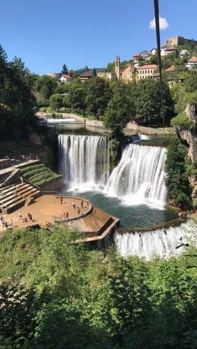 Bra?e D?ubo, Jajce