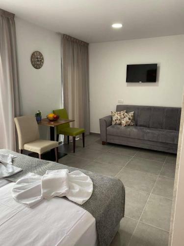 Apartamento Ellenapa Apts & Studios