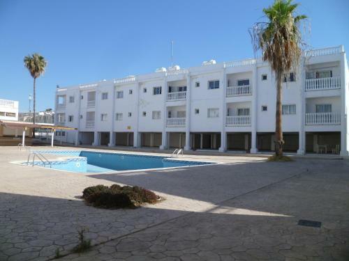 Laura's 2 Bedroom Apartment With Balcony!