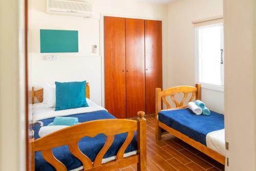Gold Feathers Apartment
