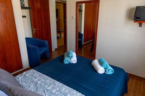 Gold Feathers Apartment
