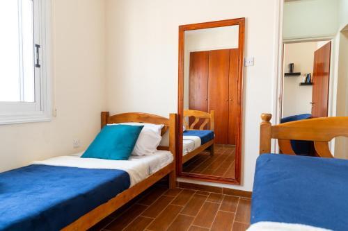 Gold Feathers Apartment