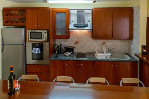 Gold Feathers Apartment