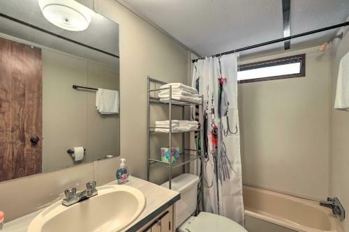 Pet-friendly Wedowee Cabin - Shared Boat Dock