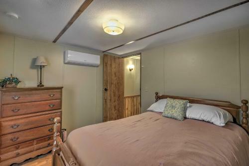 Pet-friendly Wedowee Cabin - Shared Boat Dock