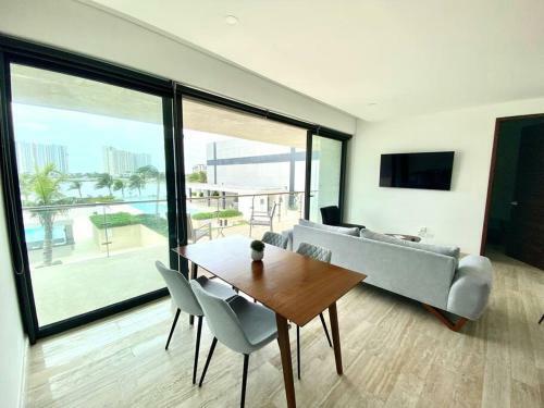 Apartamento Condo In Marina Puerto Cancun With A Nice View.