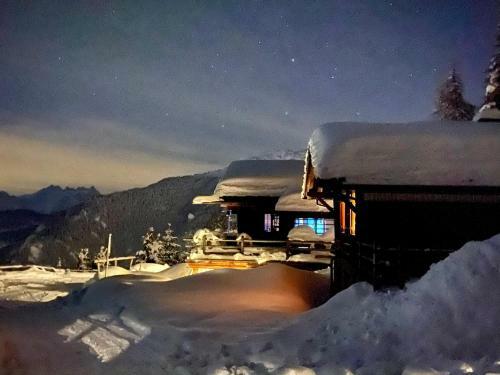 Artsy Luxurious Ski-in-out-chalet