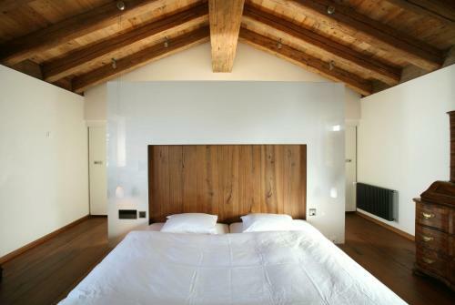 Artsy Luxurious Ski-in-out-chalet