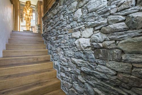 Artsy Luxurious Ski-in-out-chalet