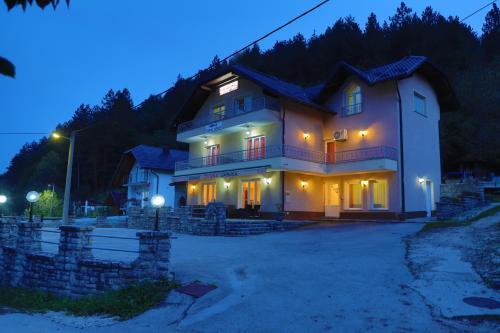 Apartments Crvena Jabuka 1