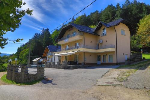 Apartments Crvena Jabuka 1