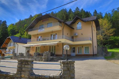 Apartments Crvena Jabuka 1