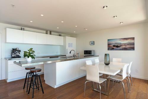 Penthouse 37 - Nelson Waterfront Apartment