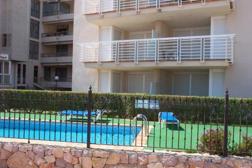 Apartamento En Primera L�nea de Playa Con Piscina Y Parking