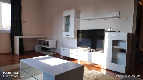 Unique Location Apartment With Parking