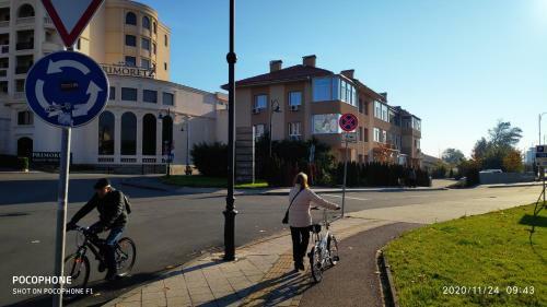 Unique Location Apartment With Parking