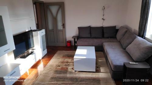 Unique Location Apartment With Parking