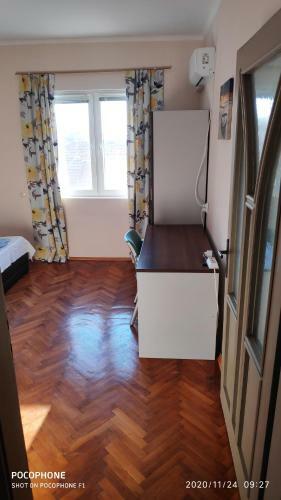 Unique Location Apartment With Parking