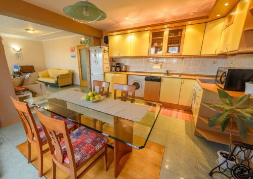 Buda High Steps Sunny Apartment - 5min To Beach