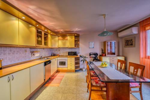 Buda High Steps Sunny Apartment - 5min To Beach