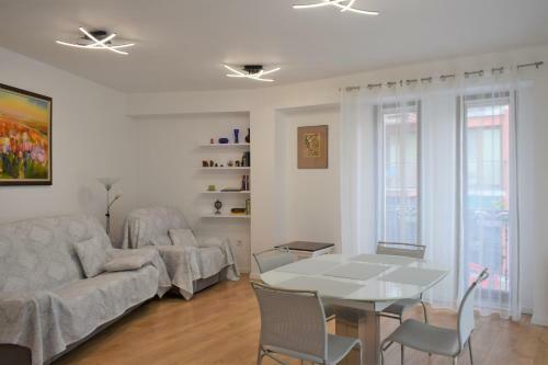 Top Center Apartment Gramophone