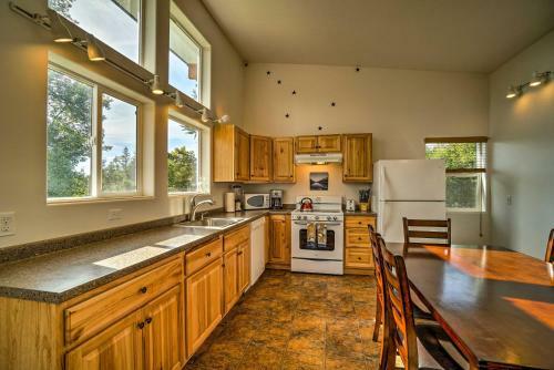 Secluded Getaway With Deck, Steps To Fritz Creek!