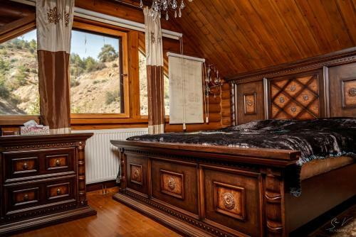 *2 Bdr Log House /mountains/queen Bed/fireplace