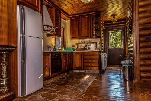 *2 Bdr Log House /mountains/queen Bed/fireplace