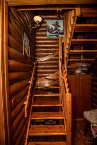 *2 Bdr Log House /mountains/queen Bed/fireplace