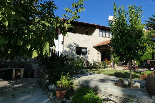 Lola's Cottage & Garden