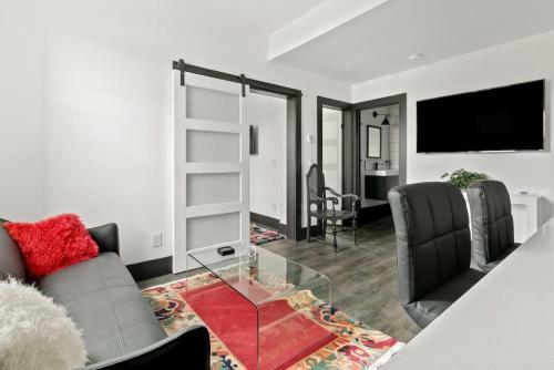 Secluded Simcoe St Treasure