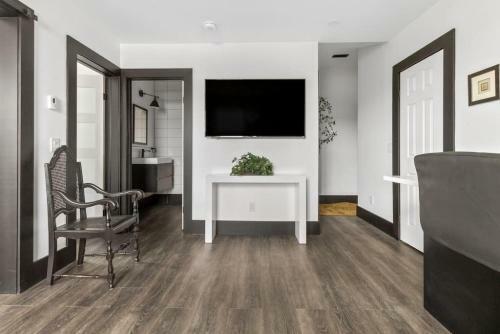 Secluded Simcoe St Treasure