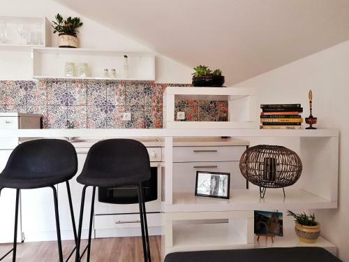 Central Studio Apartment With Parking, Balcony & Garden