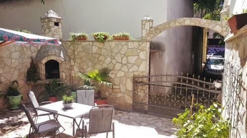 Central Studio Apartment With Parking, Balcony & Garden