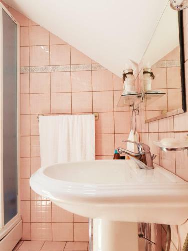 Central Studio Apartment With Parking, Balcony & Garden