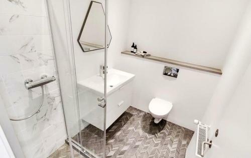 Central 3-bedroom Apartment With Huge Terrace, Including Queen Size Beds
