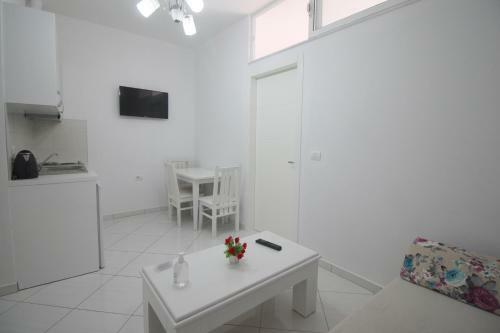 Eleana Apartments