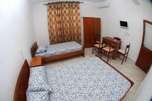 Hostal Isufi Guest Houses