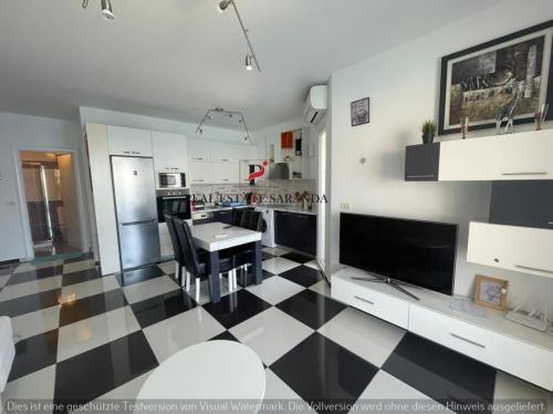 Golden Apartment 2