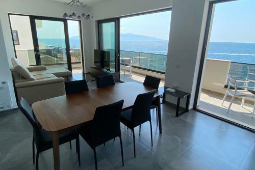 Sunset Beach 3 Br Seaside Apartment