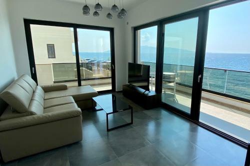 Sunset Beach 3 Br Seaside Apartment