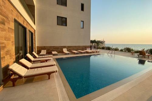 Sunset Beach 3 Br Seaside Apartment