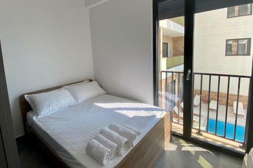 Sunset Beach 3 Br Seaside Apartment