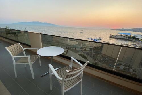Sunset Beach 3 Br Seaside Apartment