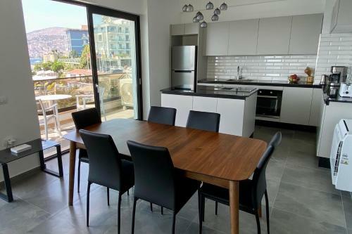 Sunset Beach 3 Br Seaside Apartment