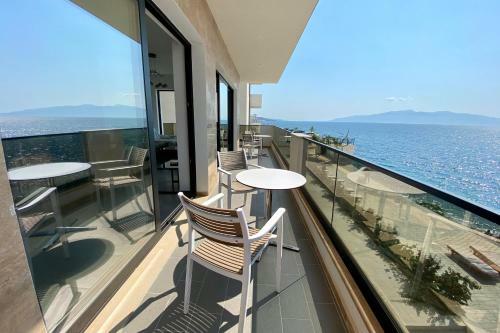 Sunset Beach 3 Br Seaside Apartment