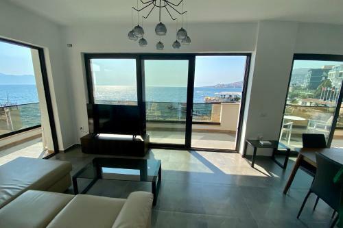 Sunset Beach 3 Br Seaside Apartment