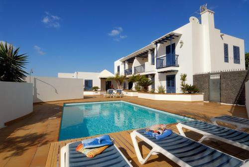 Immaculate 2-bed Apartment No 3 In Playa Blanca