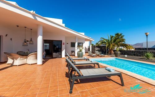 Remarkable 3-bed Villa In Playa Blanca
